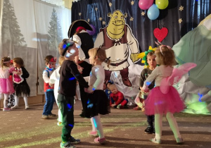 Dzieci tańczą w parach na balu karnawałowym
