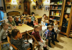 dzieci patrzą na przedstawienie w teatrze Baśniowa Kawiarenka