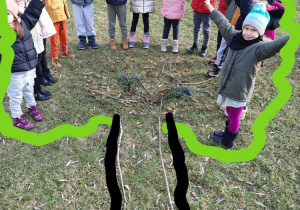 Dzieci ustawione na kształt drzewa w ogrodzie przedszkolnym