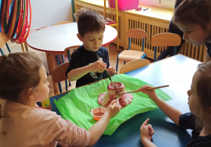 Dzieci malują ,,wulkan" wykonany z masy solnej