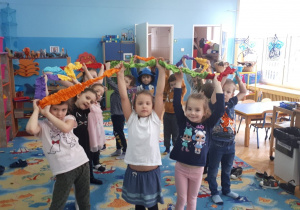 Dzieci podnoszą do góry ręce z si gumą do zabaw sensorycznych