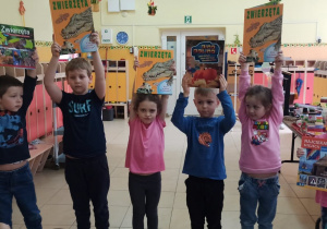 Dzieci prezentują nagrody książkowe otrzymane w konkursie muzycznym