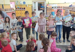 Dzieci prezentują dyplomy oraz nagrody otrzymane w konkursie muzycznym