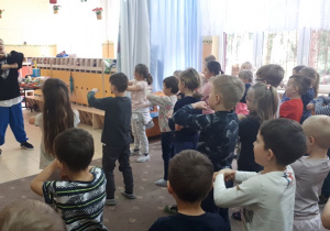 Tancerka uczy dzieci podstawowych kroków tanecznych