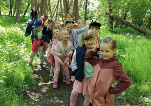 Dzieci idą ścieżką w lesie