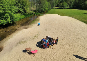 Grupa przedszkolaków na plaży w Krainie Dzikiej Kaczki