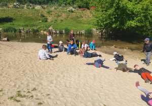Dzieci wypoczywają na plaży w pobliżu rzeki