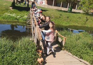 Dzieci stoją na moście