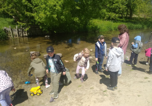 Dzieci bawią się w pobliżu rzeki