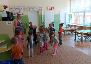Dzieci rozmawiają z instruktorką tańca