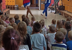 Tancerze prezentują dzieciom kroki tańca