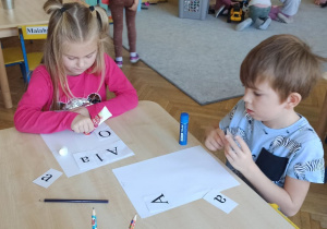Dzieci układają wyrazy z wyciętych liter