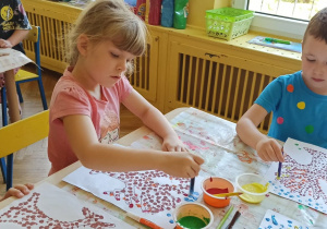 Dzieci wykonują pracę plastyczną metodą stemplowania kolorowych kropek