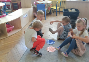 Dzieci układają kropki z dwóch elementów