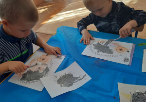 dzieci wykonują rysunek jeżyka