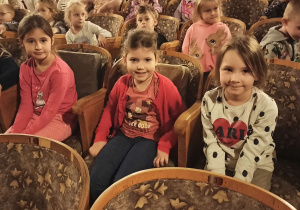 Dzieci na widowni teatru, oczekują na przedstawienie