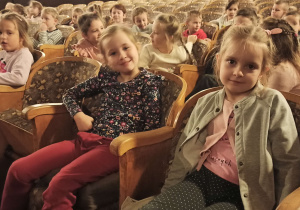 Dzieci na widowni teatru, oczekują na przedstawienie