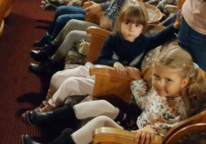 dzieci siedzą w teatrze