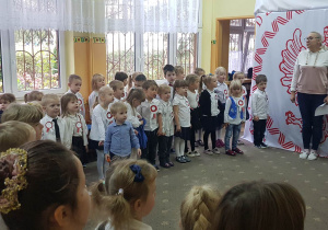 Dzieci ubrane na galowo śpiewają hymn Polski
