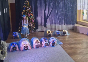 Dziewczynki przebrane w stroje świąteczne w tańcu