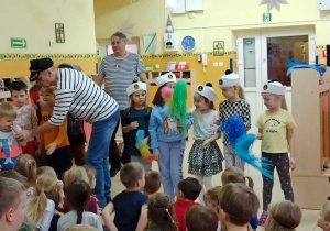 Dzieci w marynarskich czapkach, ustawiane na scenie przez pana Witka.