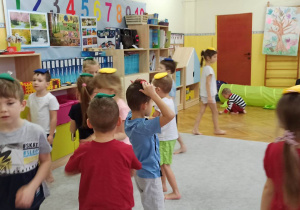 Dzieci poruszają się po sali z woreczkiem na głowie