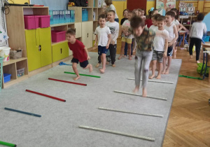 Dzieci uczestniczą w zawodach: przeskoki przez przeszkody