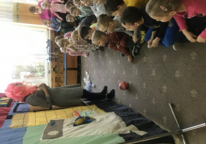 dzieci oglądają teatrzyk w przedszkolu