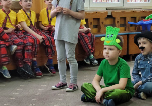 Dzieci przebrane za myszkę, rzepkę i dziadka na "scenie przedszkolnej".