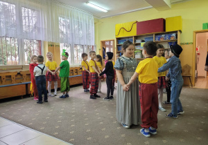 Dzieci ustawione do tańca w parach.