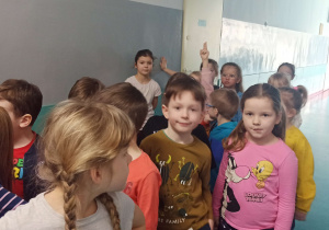 Dzieci na korytarzu szkoły