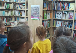 Dzieci poznają kolejne z pomieszczeń szkoły: bibliotekę