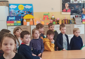 Dzieci zwiedzają klasę szkolną