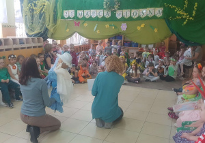Dzieci uczestniczą w uroczystości powitania Wiosny. Nauczycielki prezentują marzannę