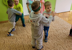 Dzieci tańczą w parach w sali grupy I