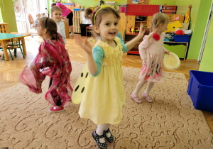 Dzieci tańczą w sali przedszkolnej