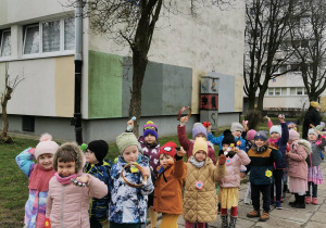 dzieci na spacerze w okolicy przedszkola