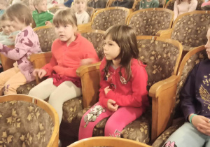 Dzieci na widowni w oczekiwaniu na przedstawienie
