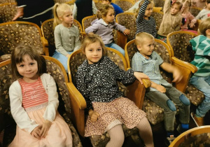 Dzieci na widowni w oczekiwaniu na przedstawienie