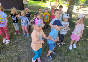 dzieci z medalami pozują do zdjęcia w ogrodzie przedszkolnym