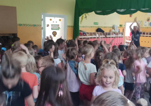 Dzieci tanczą w holu przedszkolnym