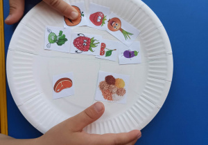 Papierowy talerz z obrazkami owoców i warzyw