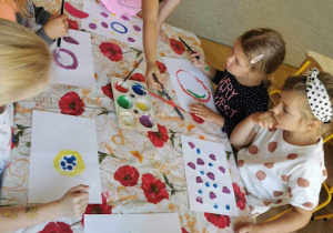 dzieci malują farbami przy stole
