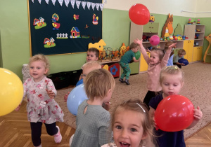 Dzieci bawią się balonami