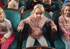 Dzieci siedzące na widowni w teatrze