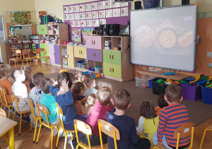 Dzieci oglądają film o dyni