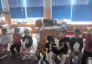 Dzieci przebrane w stroje z różnych bajek oglądają bajkę