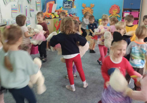 Dzieci tańczą ze swoimi misiami