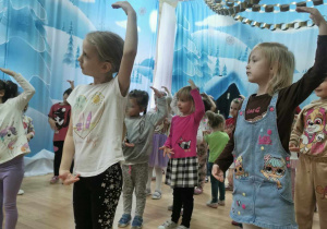 Dzieci ćwiczą krótką choreografię.