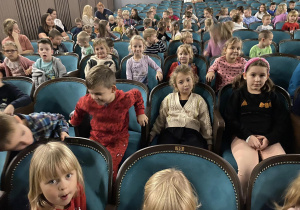 Dzieci oczekują na przedstawienie